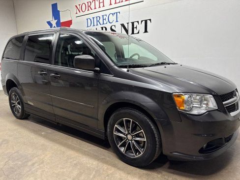 Used 2017 Dodge Grand Caravan SXT image 3