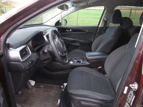 Used 2020 Kia Sorento LX image 3