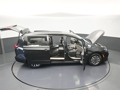 Used 2023 Chrysler Pacifica Touring-L FWD image 69