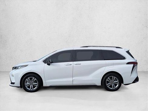 Used 2022 Toyota Sienna XSE image 8