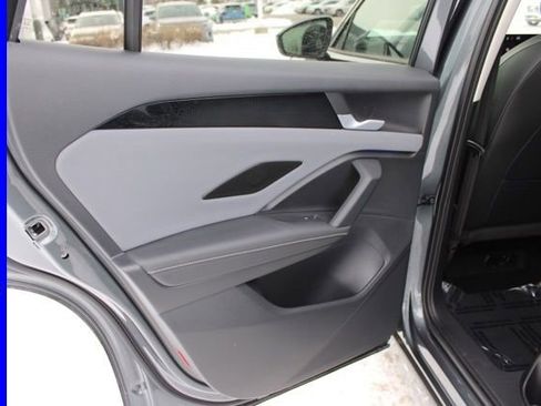 Used 2025 Volkswagen Tiguan SE image 24