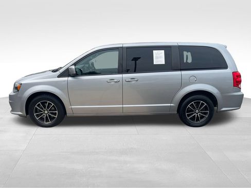 Used 2018 Dodge Grand Caravan SE FWD image 4