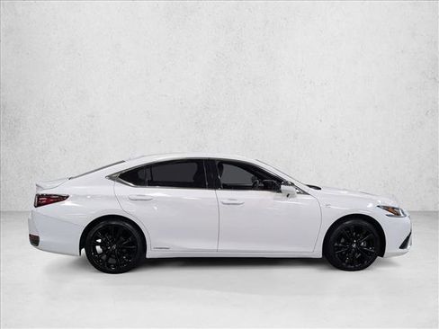 Used 2022 Lexus ES 300h F Sport image 4