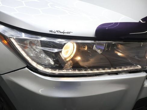 Used 2019 Toyota Highlander SE AWD/4WD image 28