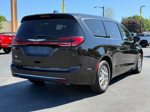 Used 2025 Chrysler Pacifica Select FWD image 8