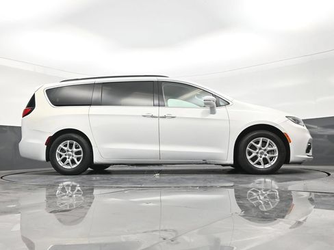 Used 2022 Chrysler Pacifica Touring-L FWD image 25