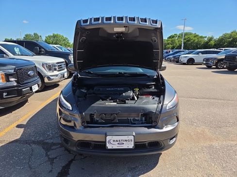 Used 2017 Jeep Cherokee Latitude FWD image 12