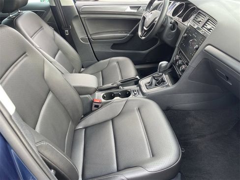 Used 2018 Volkswagen Golf SE image 12