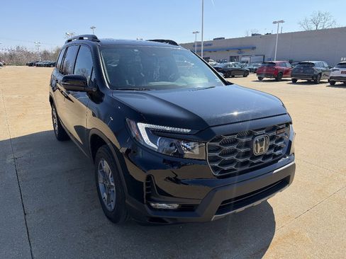 Used 2023 Honda Passport TrailSport image 2