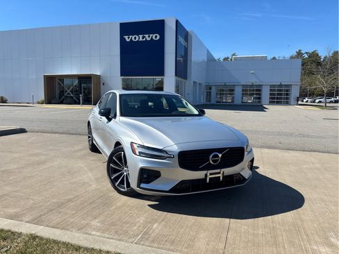 Used 2022 Volvo S60 B5 Momentum FWD image 24