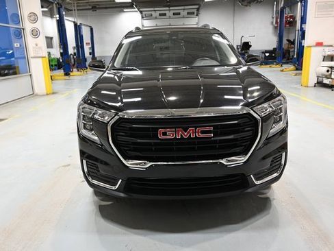Used 2022 GMC Terrain SLE w/ Driver Convenience Package image 2