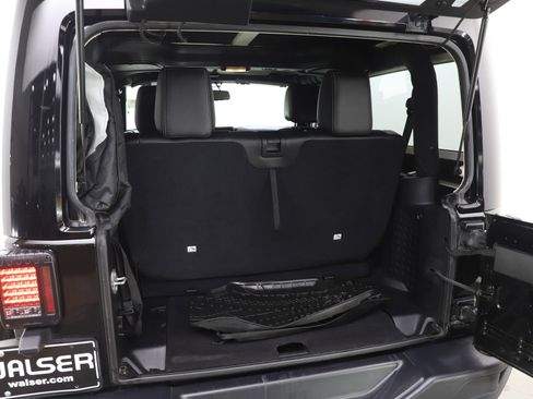 Used 2016 Jeep Wrangler Rubicon AWD/4WD image 9