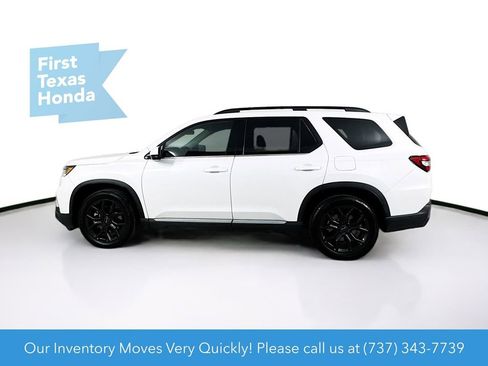 Used 2025 Honda Pilot Touring image 4