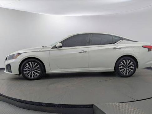 Used 2023 Nissan Altima 2.5 SV FWD image 3