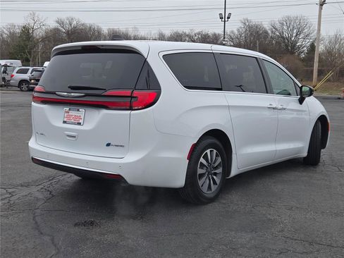 Certified 2024 Chrysler Pacifica Limited FWD image 12