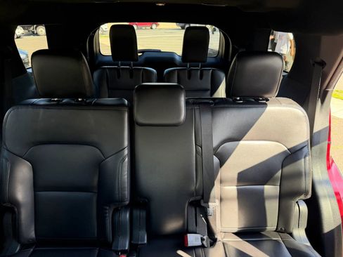 Used 2019 Ford Explorer XLT w/ Equipment Group 202A AWD/4WD image 15
