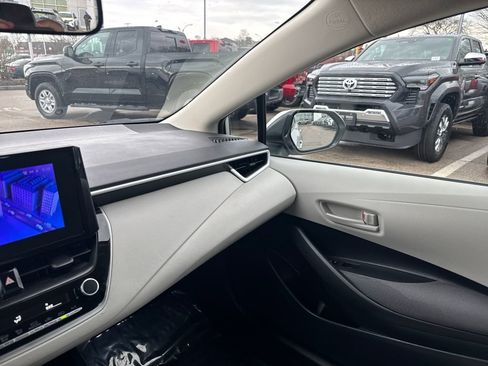 Used 2025 Toyota Corolla LE w/ Convenience Package image 28