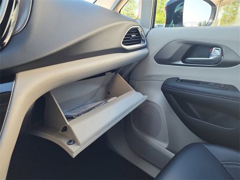 Used 2024 Chrysler Pacifica Touring-L image 26