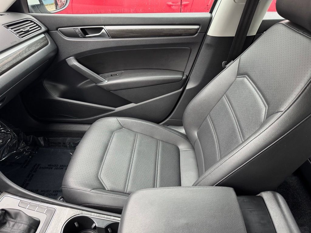Used 2018 Volkswagen Passat 2.0T SE FWD image 28