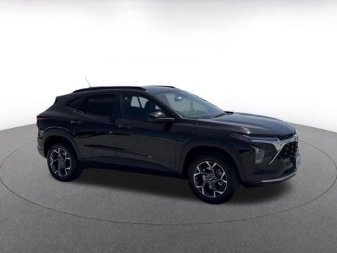 Used 2025 Chevrolet Trax LT FWD image 2