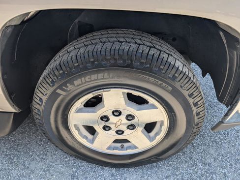 Used 2004 Chevrolet Suburban LS image 3