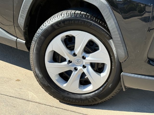 Used 2023 Toyota RAV4 LE AWD/4WD image 2
