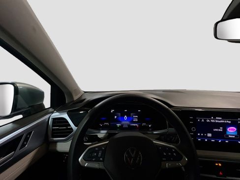 Used 2025 Volkswagen Taos SE w/ Panoramic Sunroof Package image 7