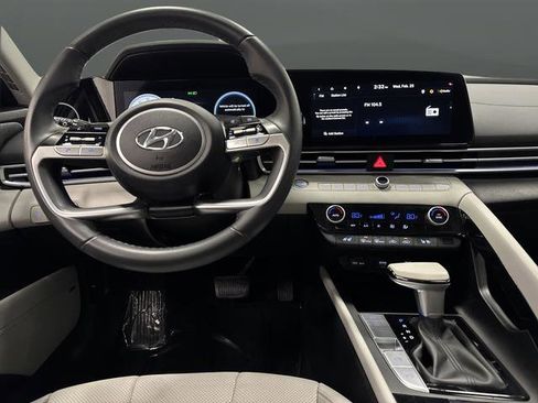 Used 2023 Hyundai Elantra Limited image 5