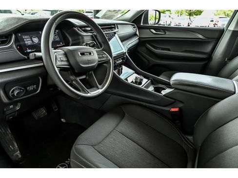 Used 2023 Jeep Grand Cherokee Laredo AWD/4WD image 9