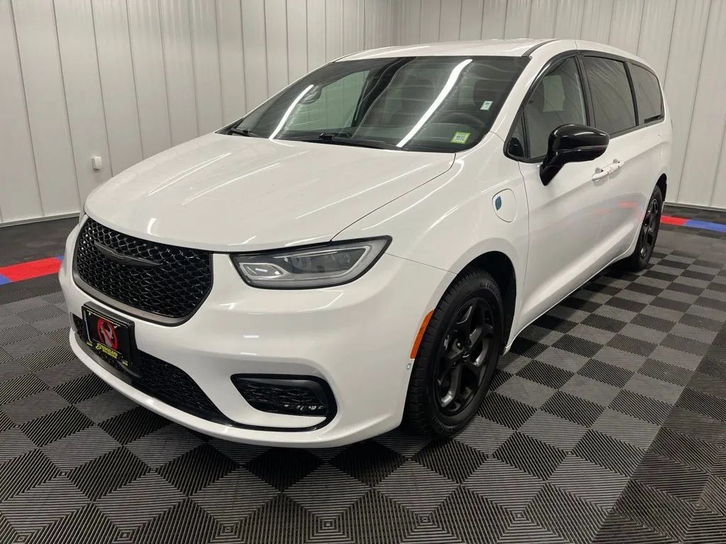 Used 2024 Chrysler Pacifica Limited FWD image 8