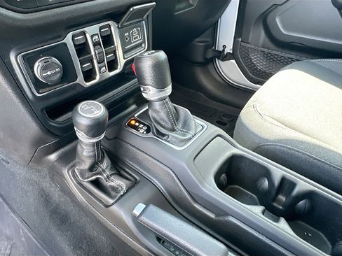 Used 2024 Jeep Wrangler Unlimited Sport AWD/4WD image 16
