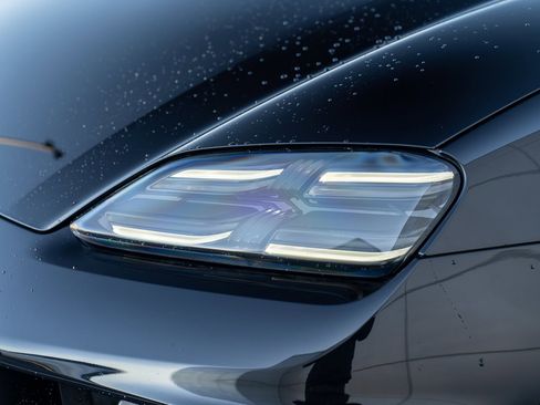 Certified 2025 Porsche Macan Electric image 28