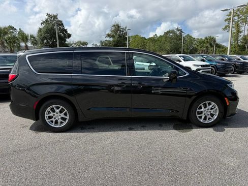 Used 2024 Chrysler Pacifica Touring-L FWD image 2
