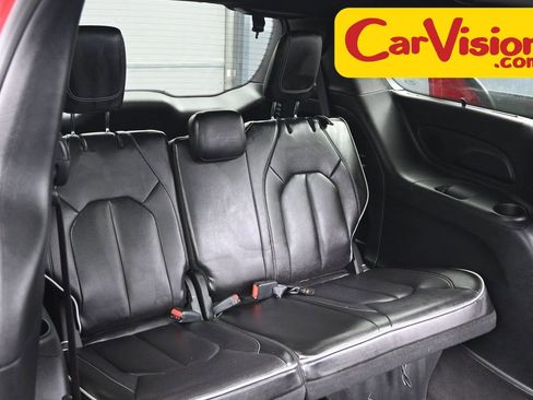 Used 2025 Chrysler Pacifica Limited image 34