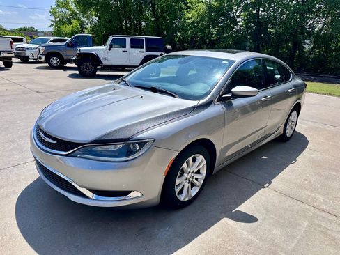 Used 2017 Chrysler 200 Limited Platinum w/ Comfort & Convenience Group FWD image 6