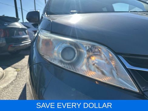 Used 2019 Toyota Sienna XLE w/ XLE Navigation Package FWD image 3