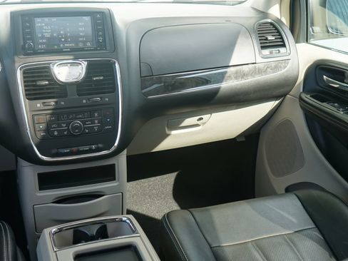 Used 2016 Chrysler Town & Country Touring-L FWD image 22
