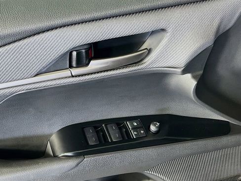 Used 2025 Toyota Camry SE image 11