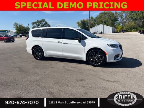 New 2026 Chrysler Pacifica Select image 10