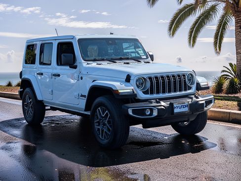 Used 2025 Jeep Wrangler Unlimited Sahara AWD/4WD image 5