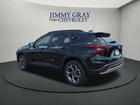 New 2026 Chevrolet Trax LT w/ LT Convenience Package FWD image 3