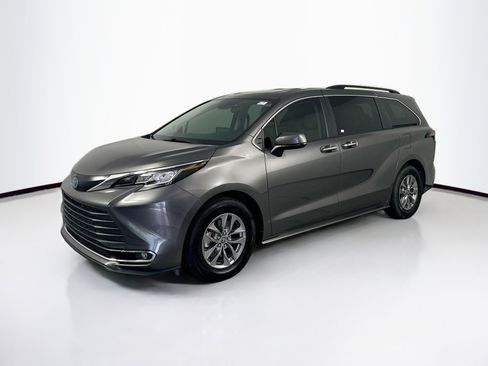 Used 2022 Toyota Sienna XLE w/ XLE Plus Package FWD image 1