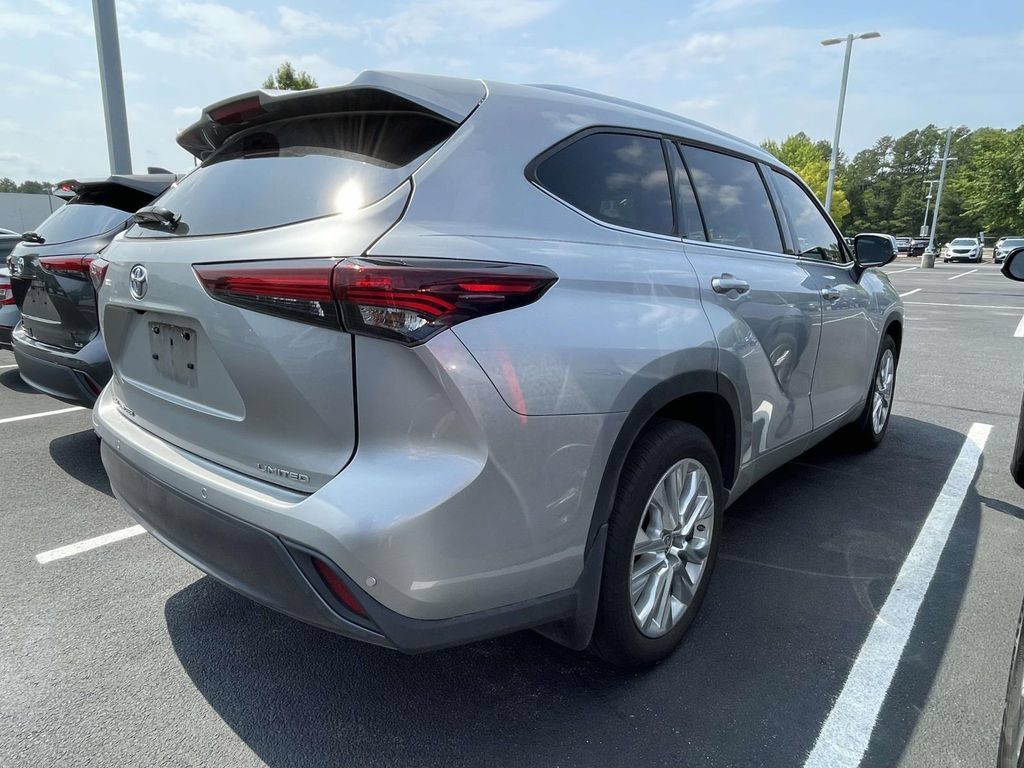 Used 2024 Toyota Highlander Limited FWD image 10