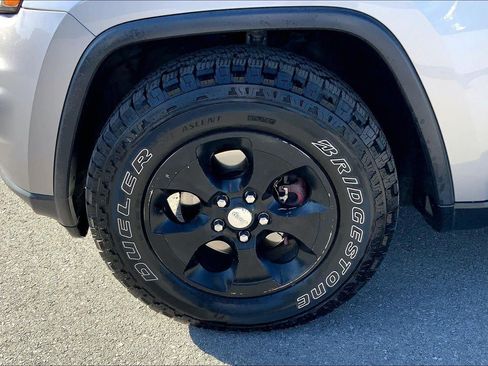 Used 2017 Jeep Grand Cherokee Laredo AWD/4WD image 9