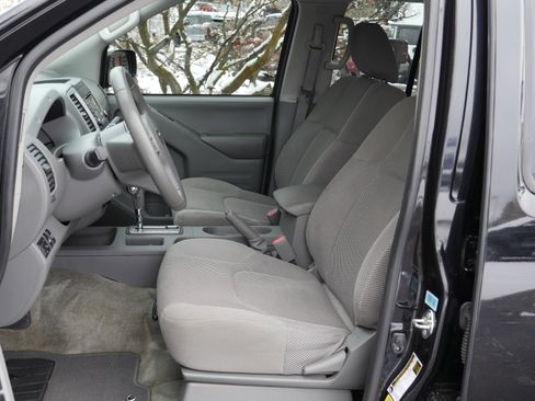 Used 2017 Nissan Frontier SV w/ Moonroof Package image 3