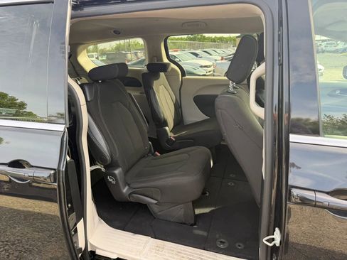 Used 2022 Chrysler Voyager LX FWD image 28