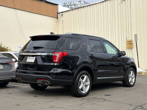 Used 2018 Ford Explorer XLT image 4