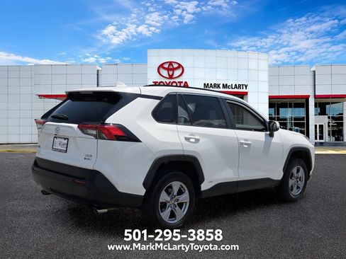 Used 2025 Toyota RAV4 XLE AWD/4WD image 5