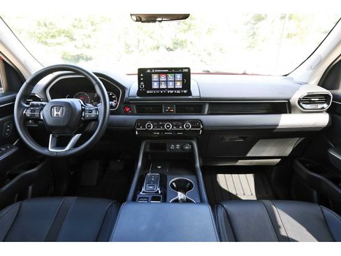 Used 2025 Honda Pilot Touring image 7