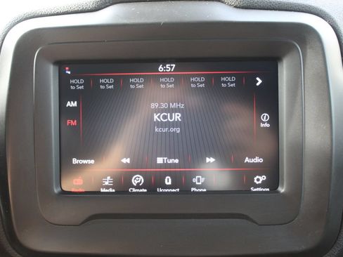 Used 2018 Jeep Renegade Latitude FWD image 28